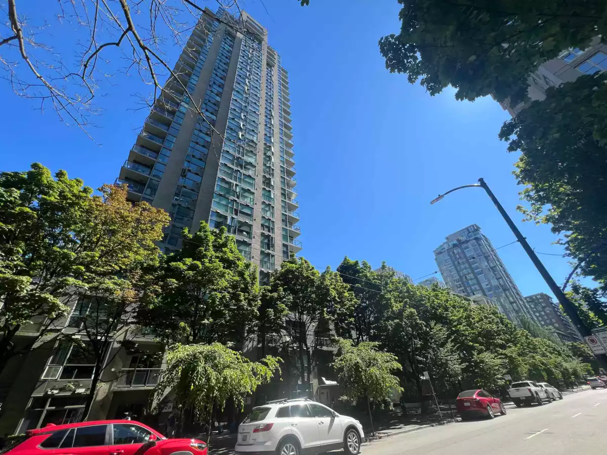 Walk-In Closet Photo of 1203 928 Richards Street, Vancouver, BC