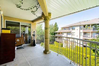 Entry Foyer Photo of 313 13727 74 Avenue, Surrey, BC