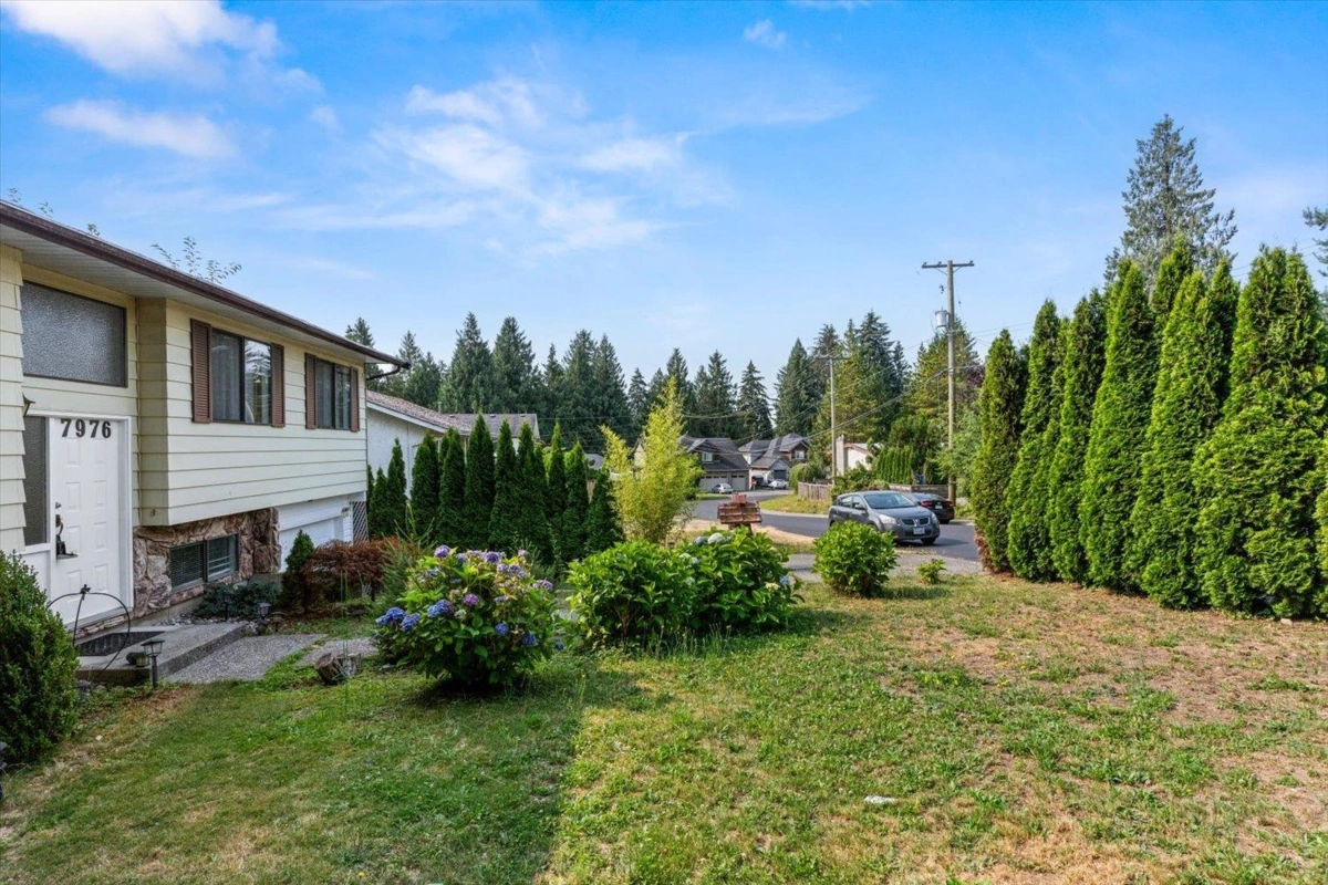 Living Room Photo of 7976 Tanager Street, Mission, BC