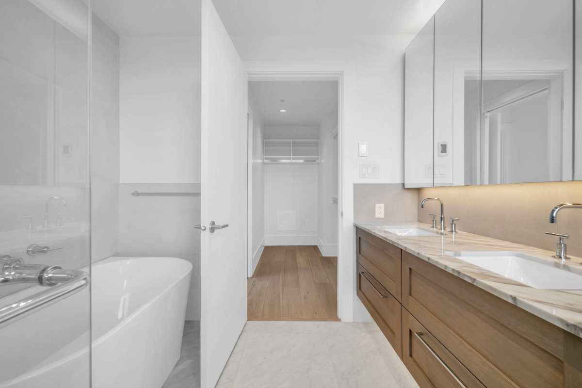 Entry Foyer Photo of 804 1500 Martin Street, White Rock, BC