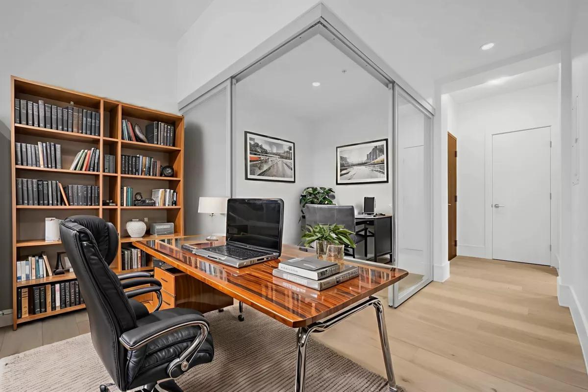 Walk-In Closet Photo of 804 1500 Martin Street, White Rock, BC