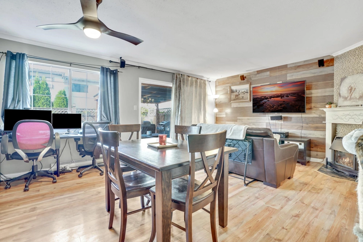 Kitchen Island Photo of 11 46384 Yale Road, Chilliwack, BC