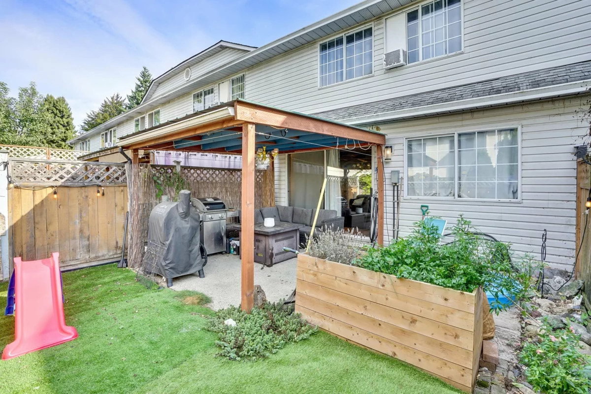 Living Room Photo of 11 46384 Yale Road, Chilliwack, BC