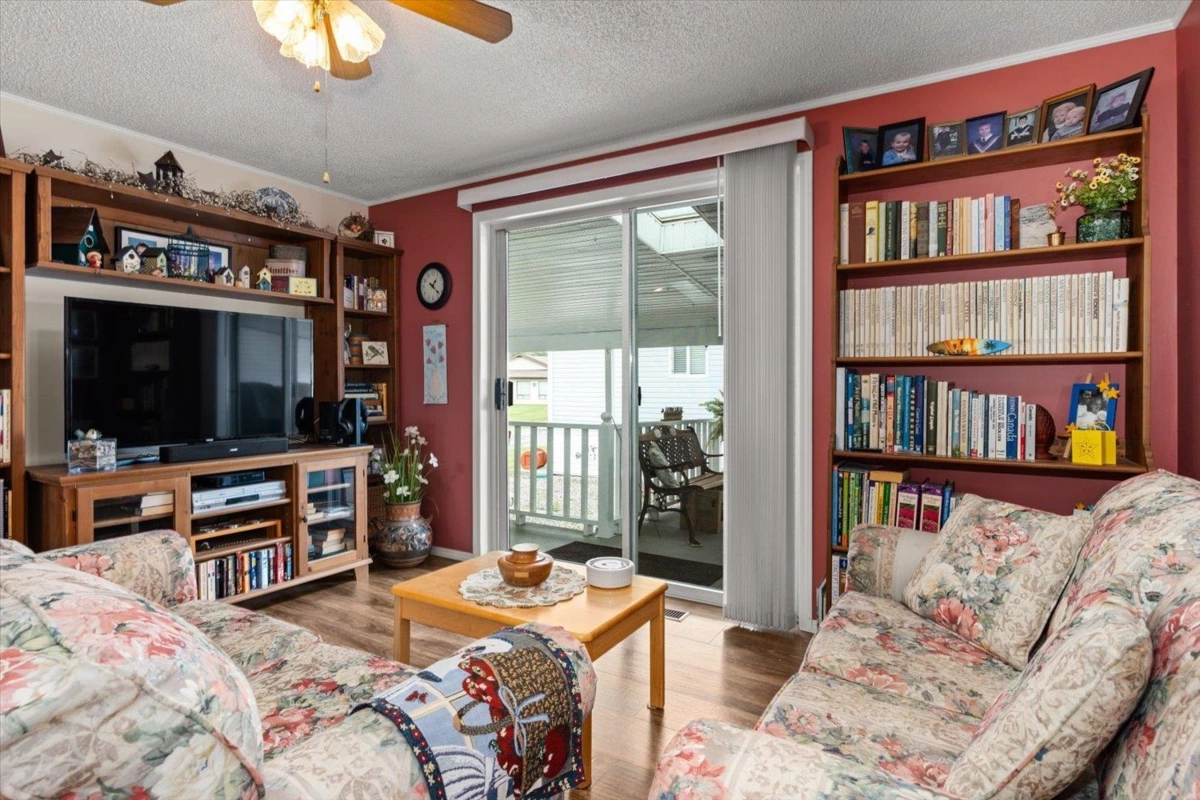 Kitchen Island Photo of 98 9055 Ashwell Road, Chilliwack, BC