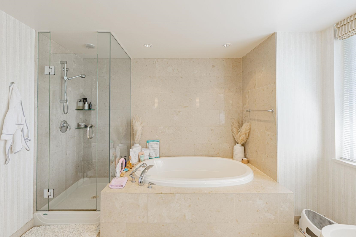 Backyard Photo of 2302 323 Jervis Street, Vancouver, BC