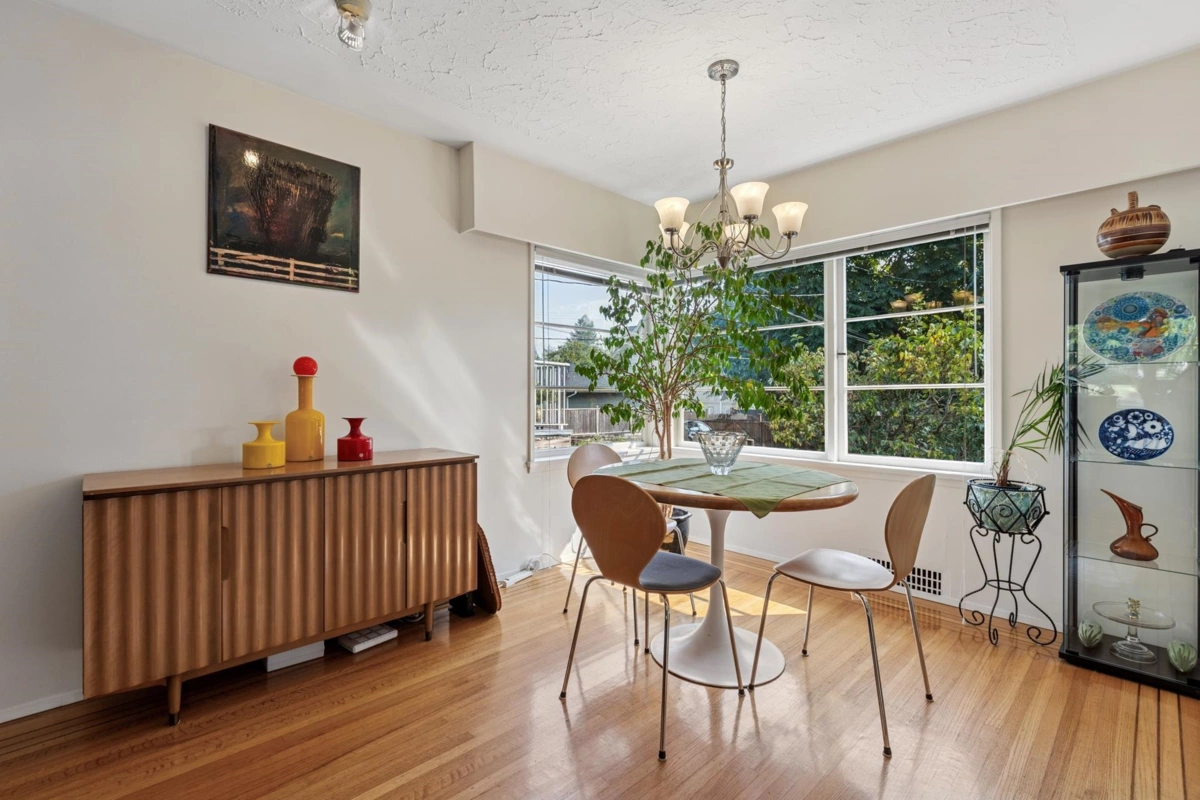 Breakfast Nook Photo of 415 W 26th Street, North Vancouver, BC