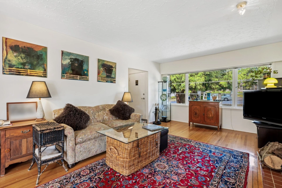 Dining Area Photo of 415 W 26th Street, North Vancouver, BC