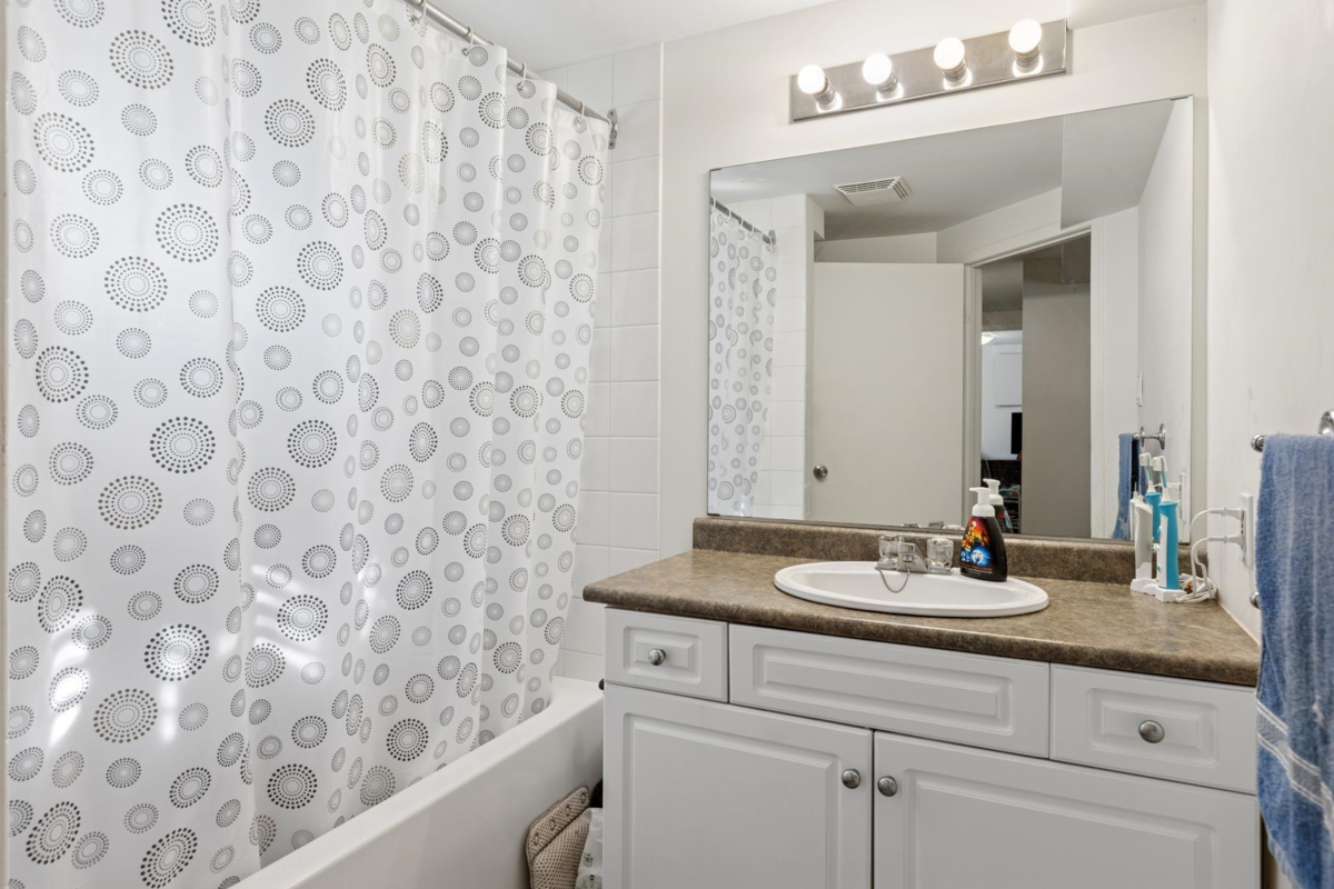 Hot Tub / Spa Photo of 415 W 26th Street, North Vancouver, BC