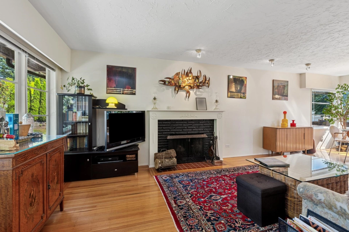 Kitchen Photo of 415 W 26th Street, North Vancouver, BC
