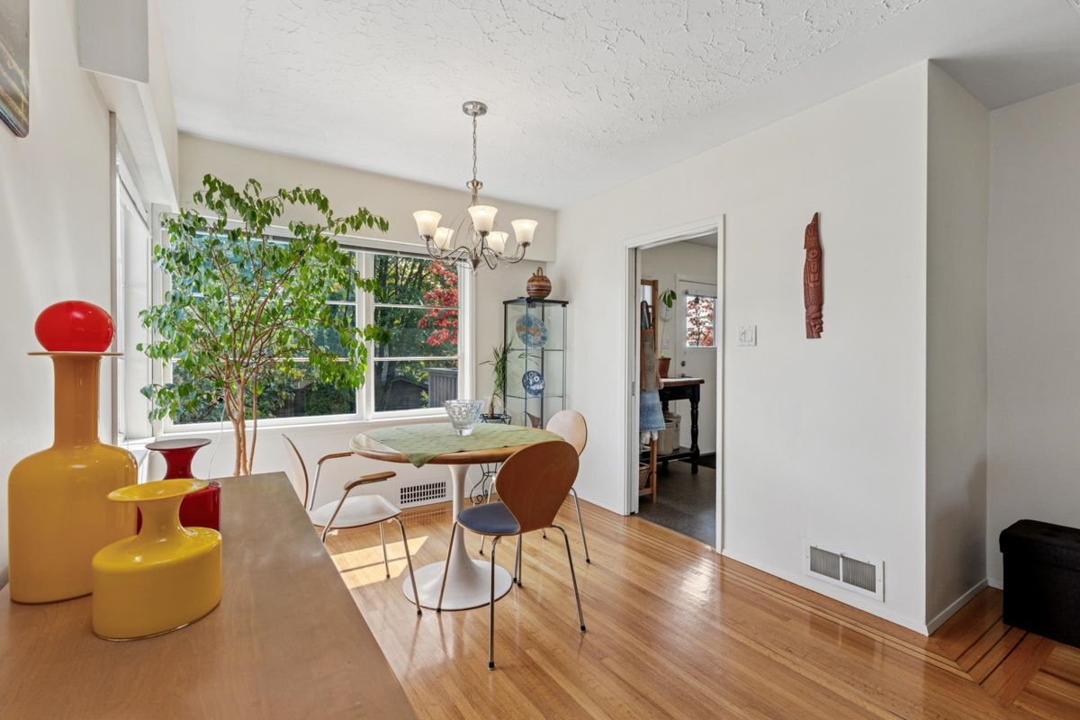 Walk-In Closet Photo of 415 W 26th Street, North Vancouver, BC