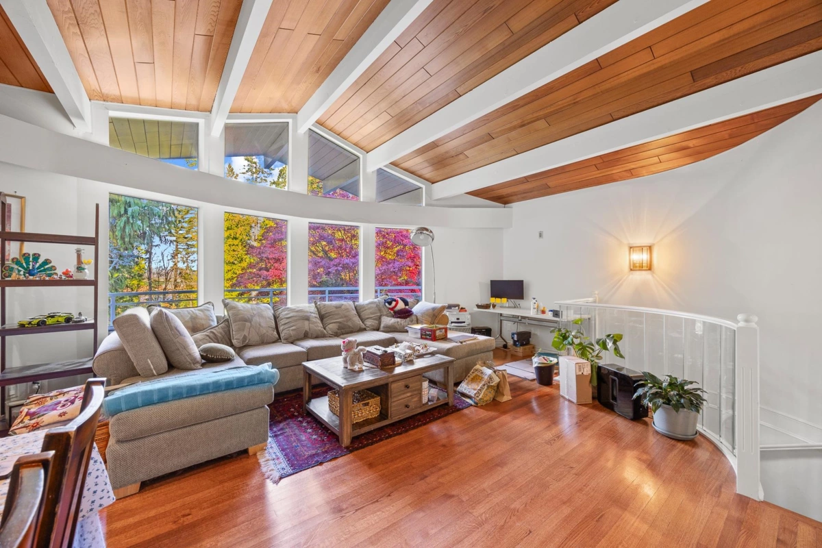 Entry Foyer Photo of 13838 Crescent Road, Surrey, BC
