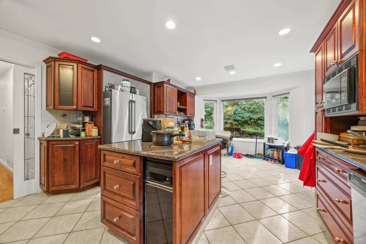 Walk-In Closet Photo of 13838 Crescent Road, Surrey, BC