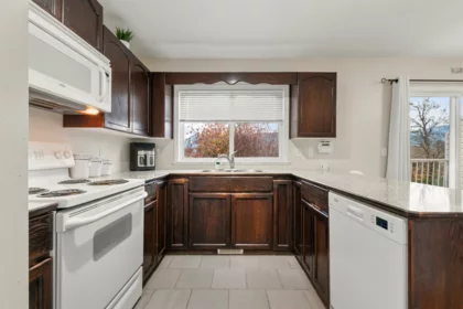 Kitchen Photo of 4 46375 Cessna Drive, Chilliwack, BC