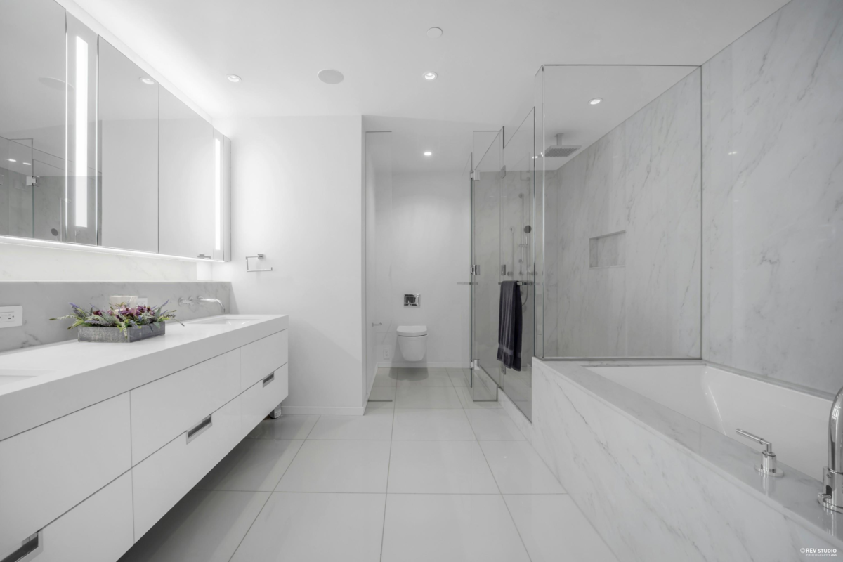 Entry Foyer Photo of 601 1355 Bellevue Avenue, West Vancouver, BC