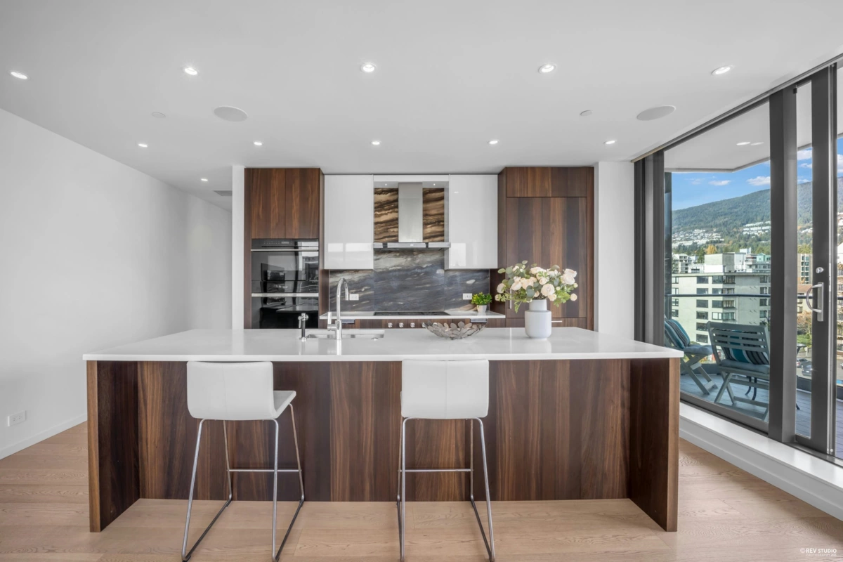 Kitchen Island Photo of 601 1355 Bellevue Avenue, West Vancouver, BC