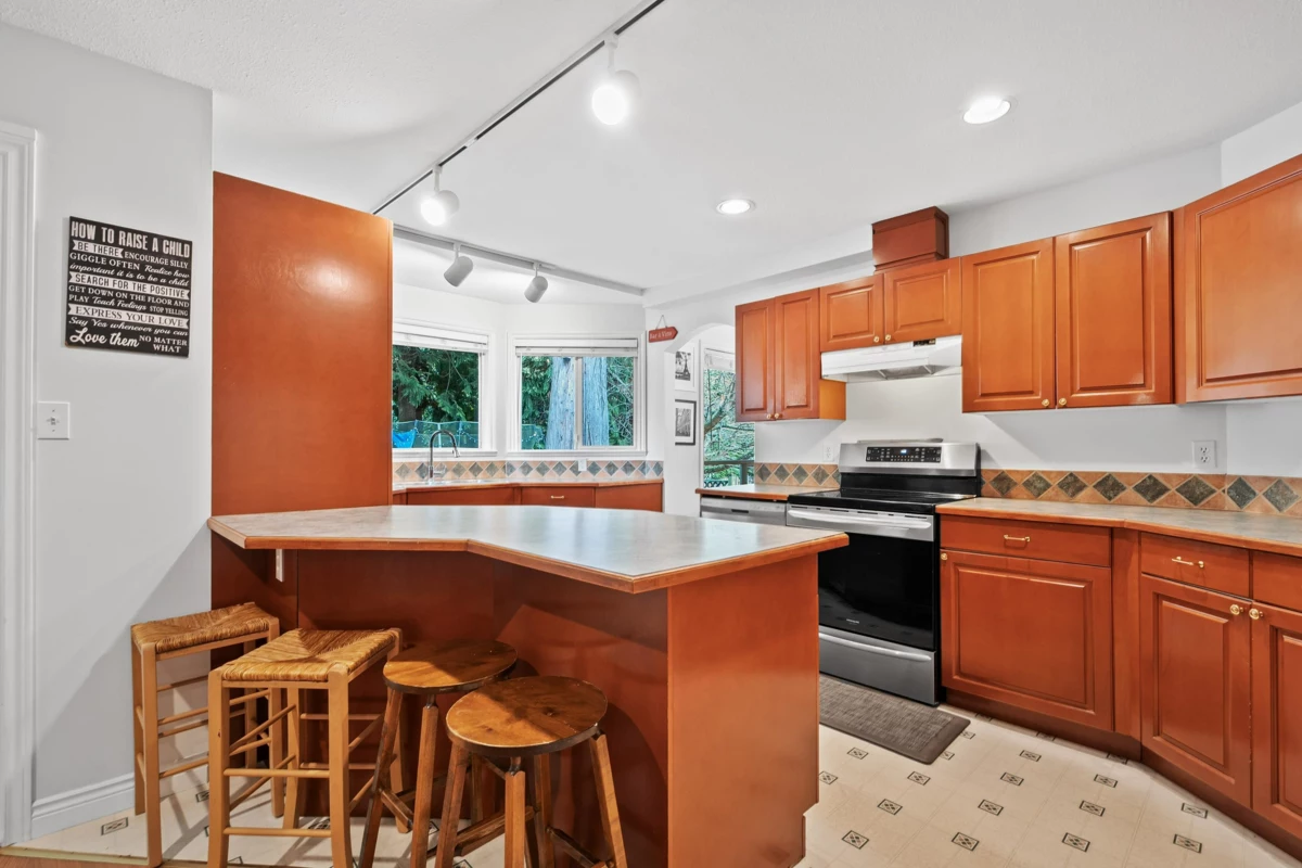 Breakfast Nook Photo of 12507 24a Avenue, Surrey, BC