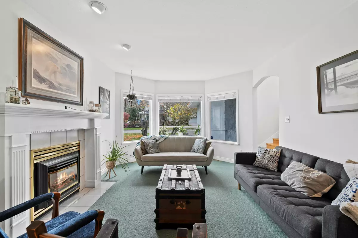 Family Room Photo of 12507 24a Avenue, Surrey, BC