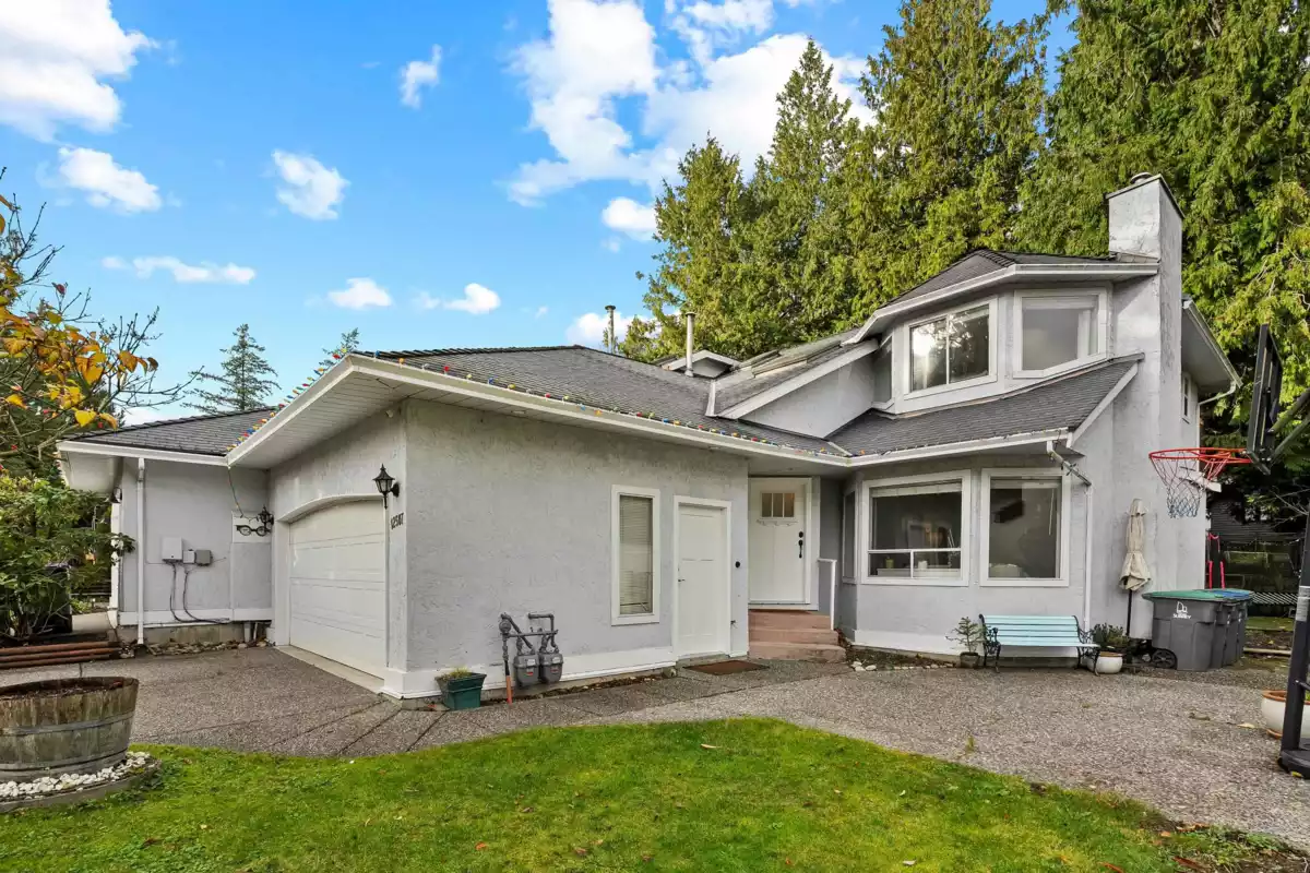 Living Room Photo of 12507 24a Avenue, Surrey, BC