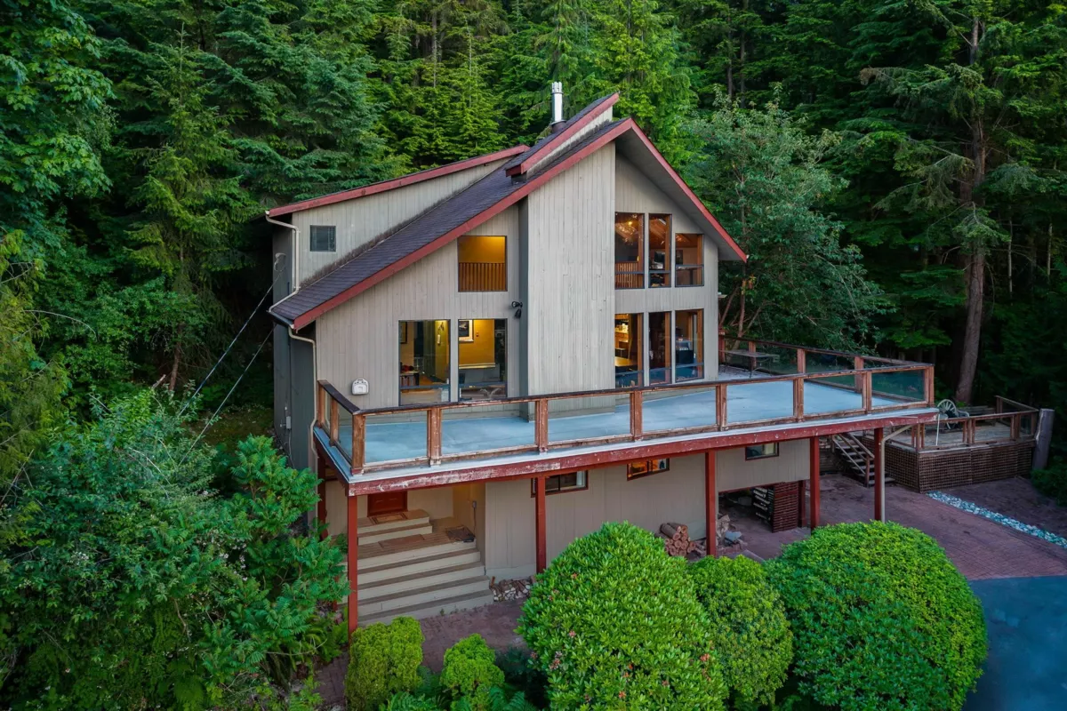 Entry Foyer Photo of 3456 Main Avenue, Belcarra, BC