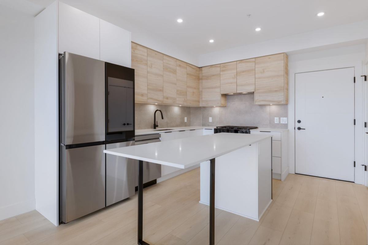 Primary Bathroom Photo of 207 30490 Cardinal Avenue, Abbotsford, BC