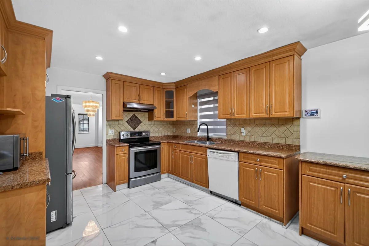 Primary Bathroom Photo of 12369 64 Avenue, Surrey, BC