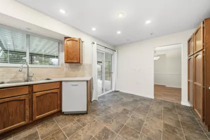 Kitchen Island Photo of 33459 Dewdney Trunk Road, Mission, BC