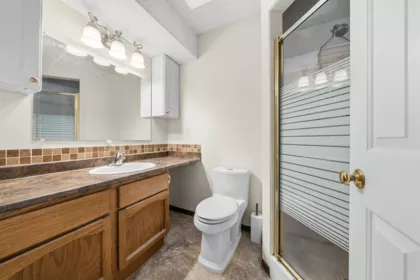 Primary Bathroom Photo of 33459 Dewdney Trunk Road, Mission, BC