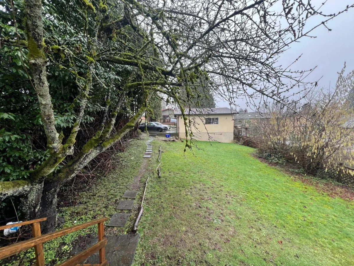 Guest Bathroom Photo of 560 Springer Avenue, Burnaby, BC