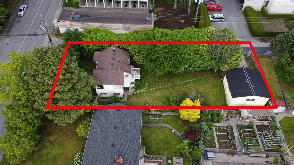 Walk-In Closet Photo of 560 Springer Avenue, Burnaby, BC