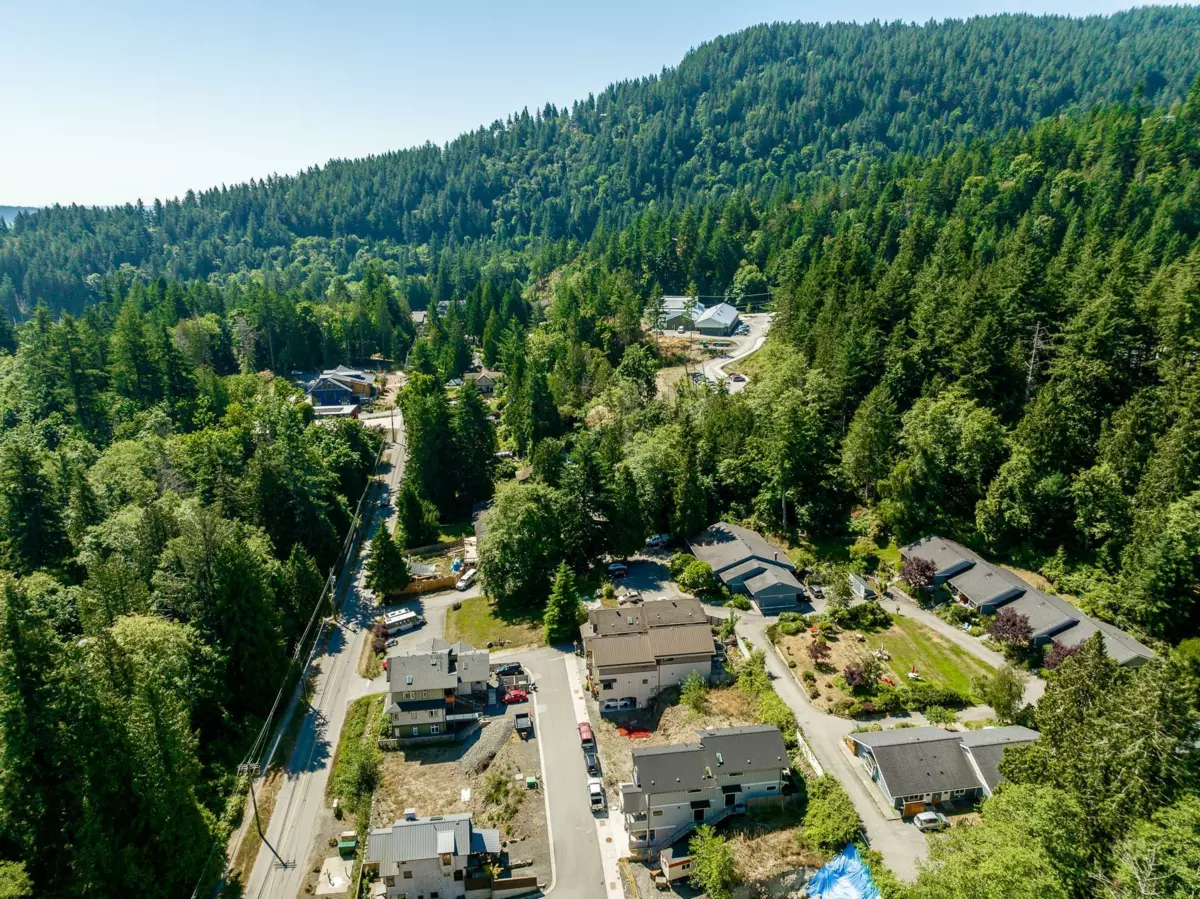 Walk-In Closet Photo of 1108 Foxglove Lane, Bowen Island, BC