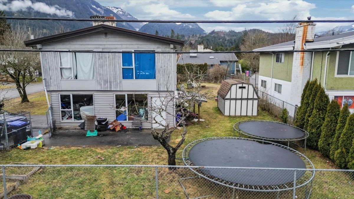 Garage Interior Photo of 385 3rd Avenue, Hope, BC