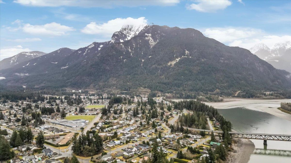 Garden / Landscaping Photo of 385 3rd Avenue, Hope, BC