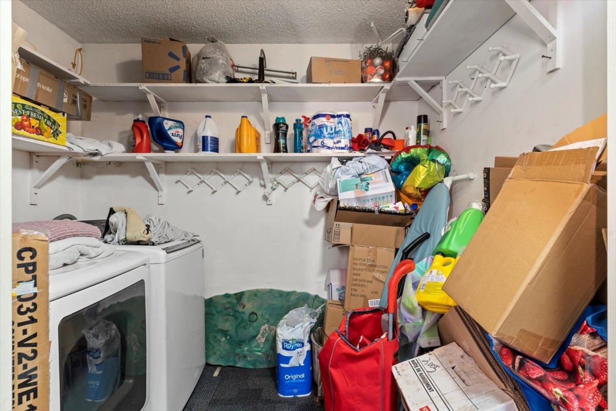 Hallway Photo of 385 3rd Avenue, Hope, BC