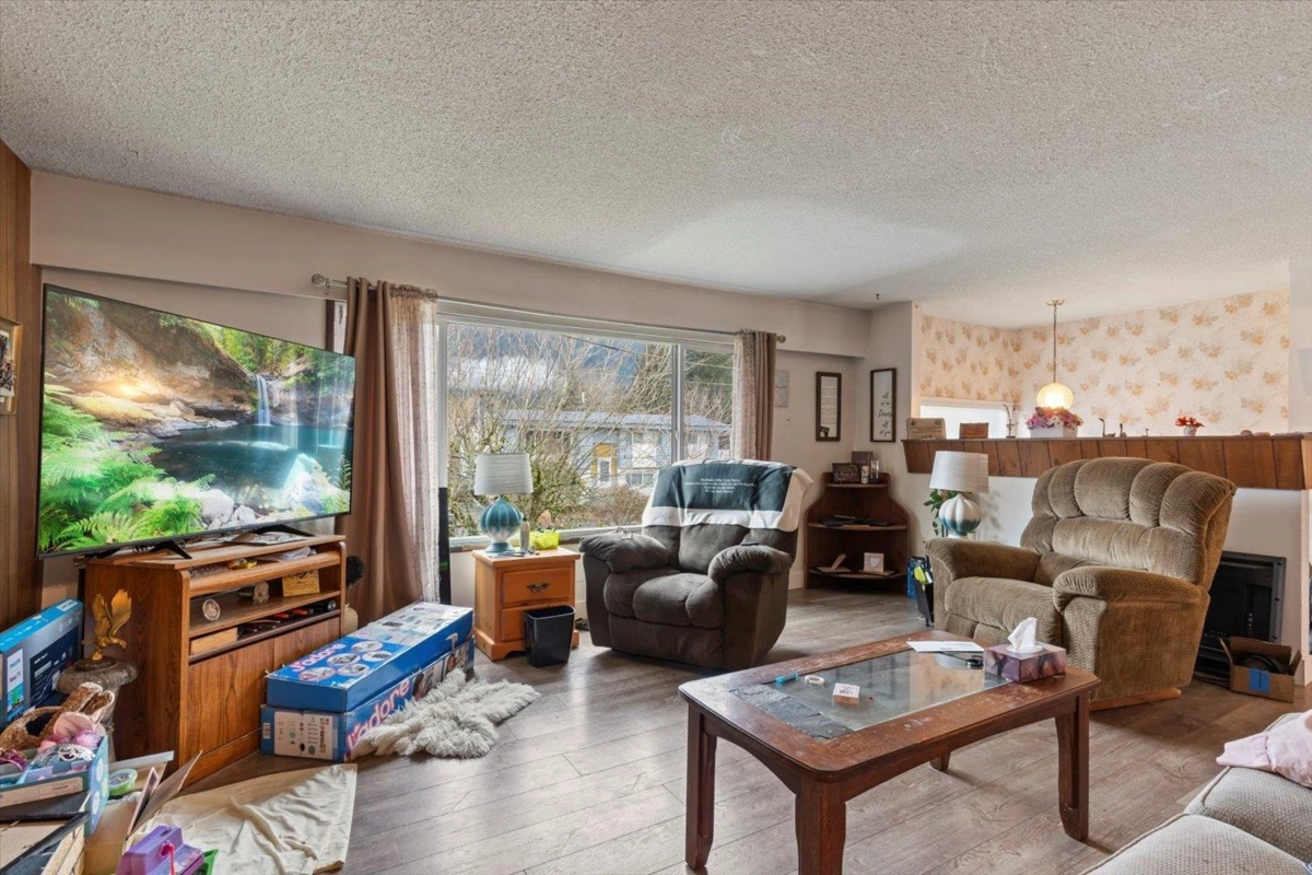 Kitchen Island Photo of 385 3rd Avenue, Hope, BC