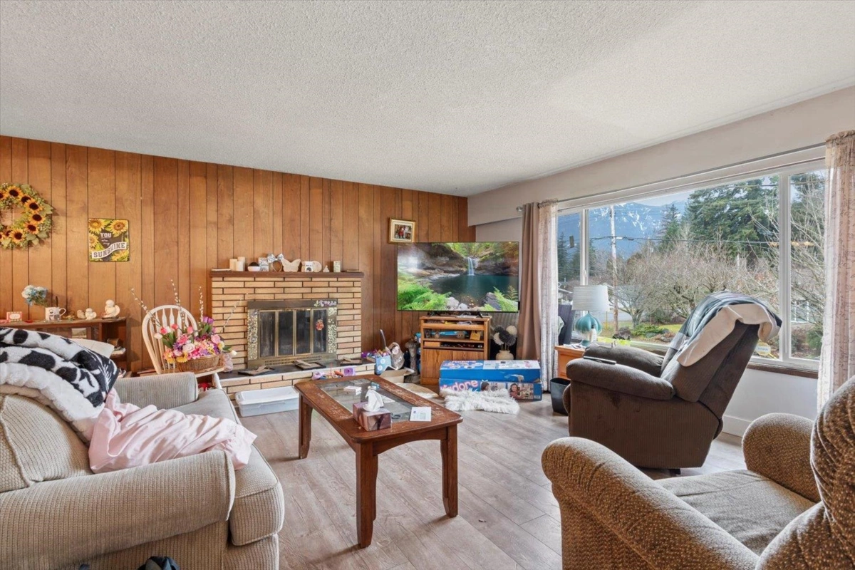 Kitchen Photo of 385 3rd Avenue, Hope, BC