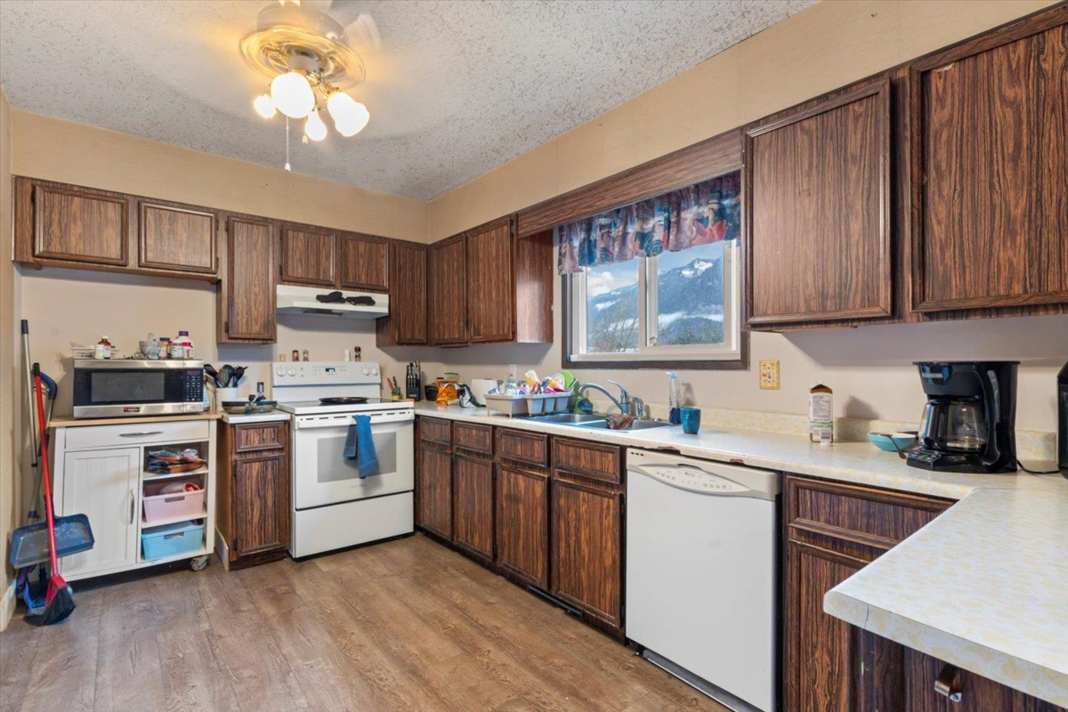 Living Room Photo of 385 3rd Avenue, Hope, BC