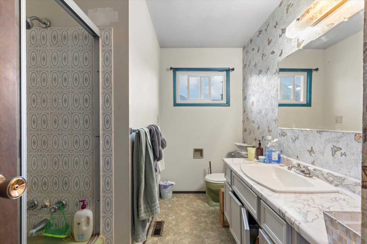 Walk-In Closet Photo of 385 3rd Avenue, Hope, BC