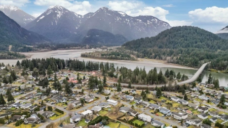 Front Yard Photo of 385 3rd Avenue, Hope, BC