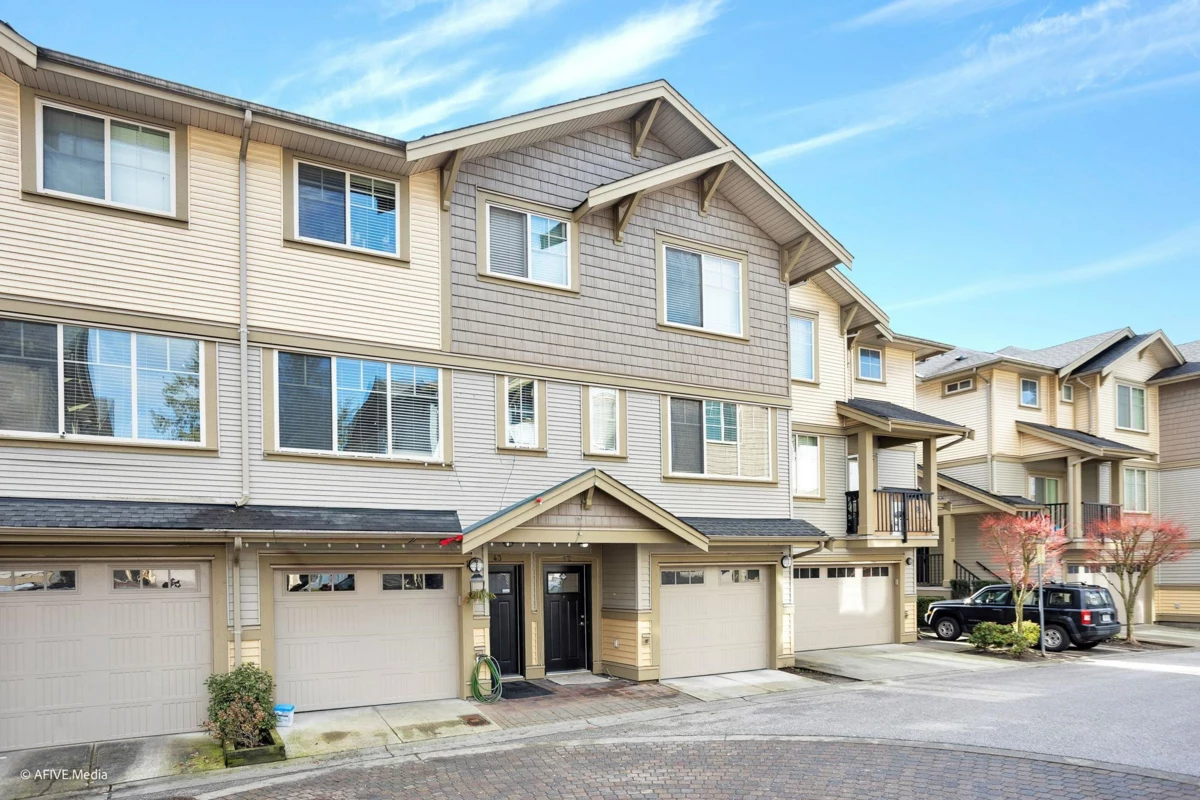 Living Room Photo of 42 9533 130a Street, Surrey, BC
