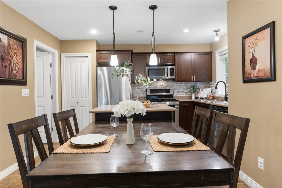 Breakfast Nook Photo of 28 1175 7th Avenue, Hope, BC