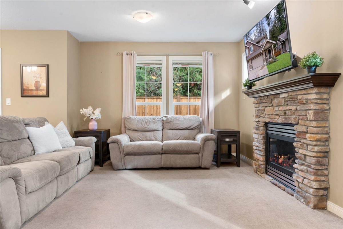 Dining Area Photo of 28 1175 7th Avenue, Hope, BC