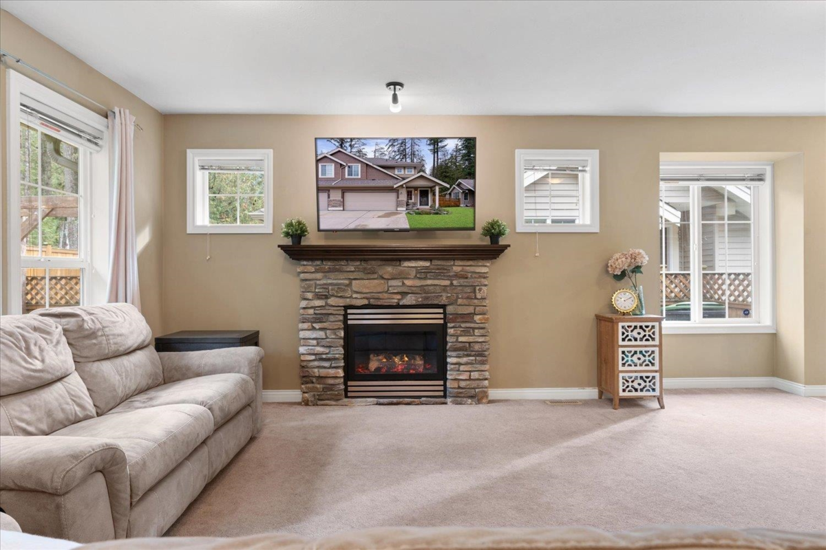 Kitchen Island Photo of 28 1175 7th Avenue, Hope, BC
