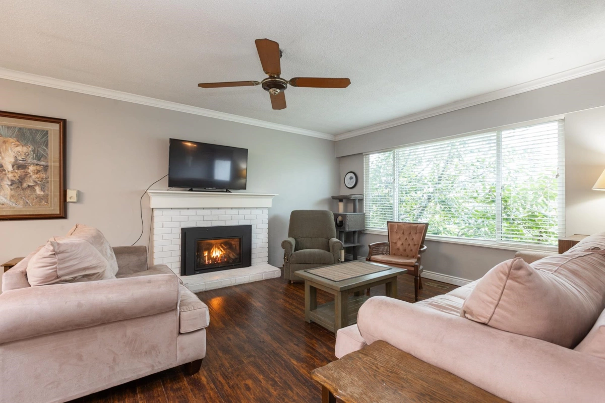Kitchen Island Photo of 27283 29 Avenue, Langley, BC