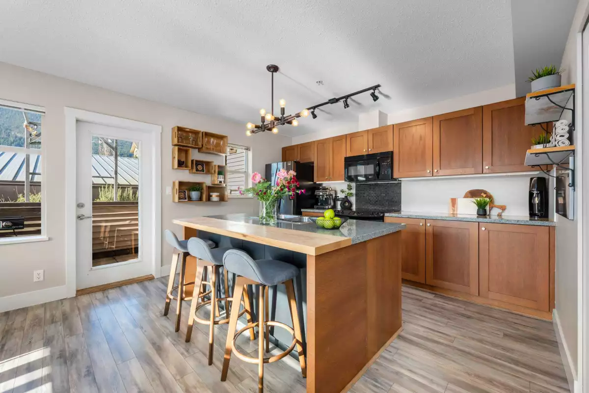 Kitchen Island Photo of 38226 Eaglewind Boulevard, Squamish, BC