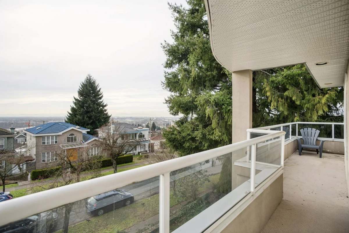 Entry Foyer Photo of 2085 Qualicum Drive, Vancouver, BC
