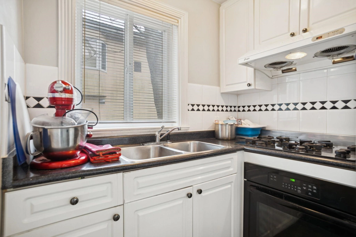 Powder Room Photo of 2085 Qualicum Drive, Vancouver, BC