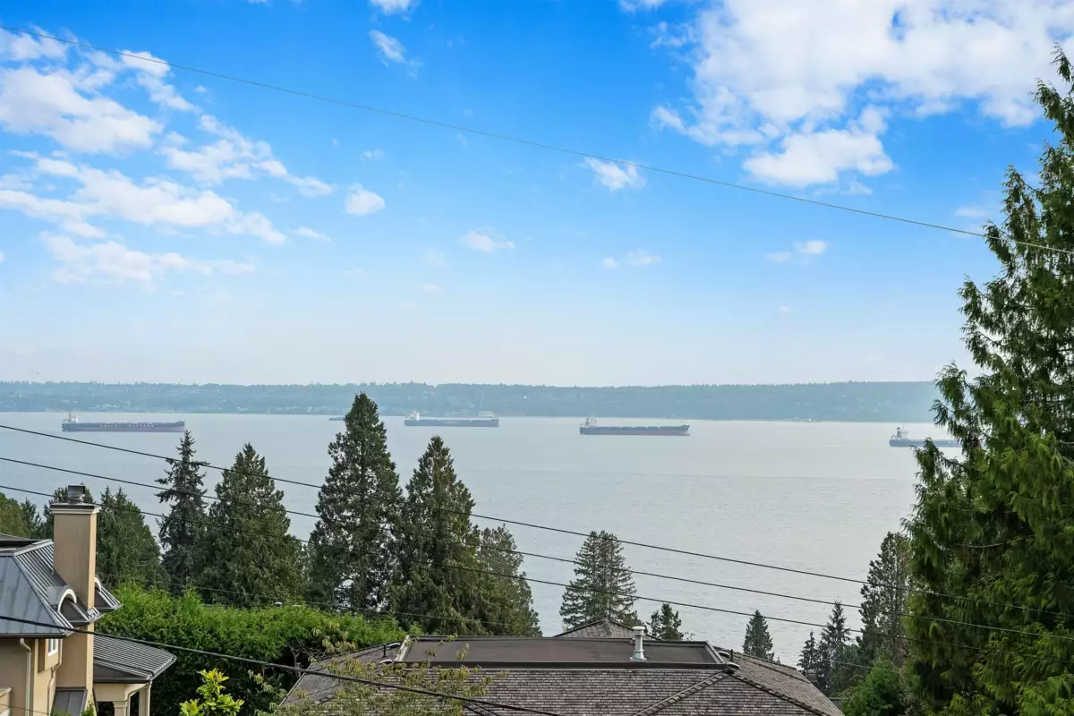 Fitness Center Photo Near 2643 Nelson Avenue, West Vancouver, BC