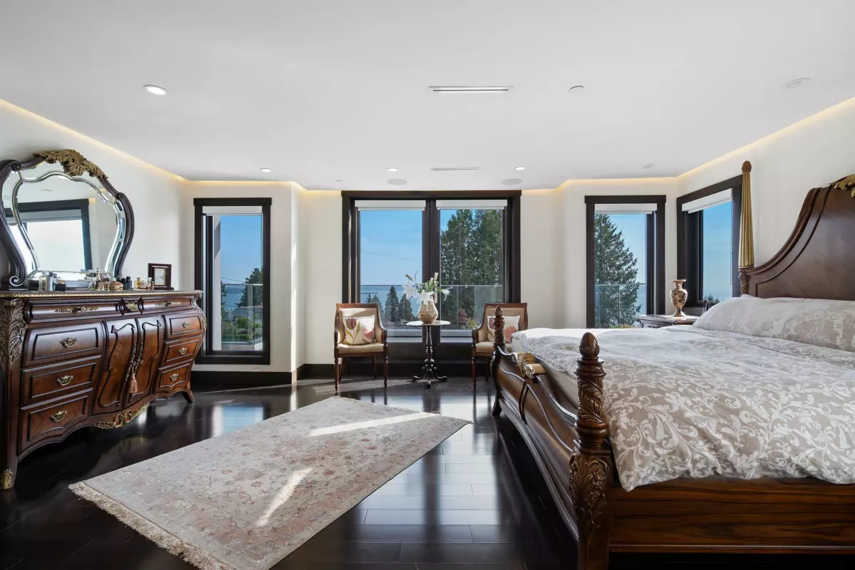 Hallway Photo of 2643 Nelson Avenue, West Vancouver, BC