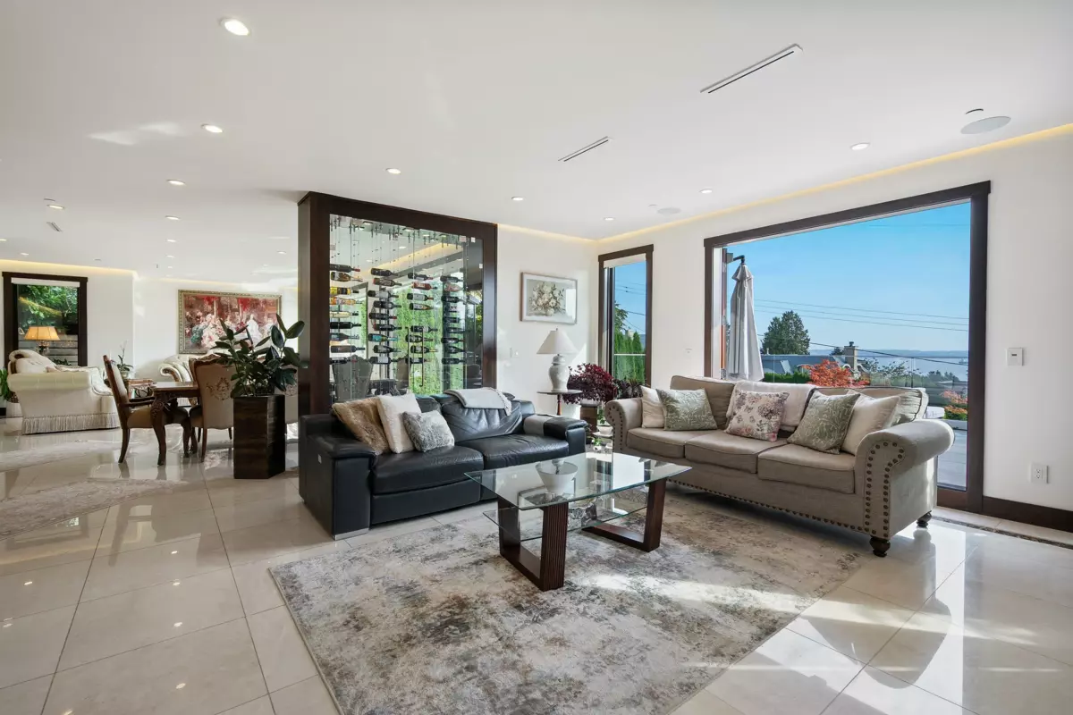 Kitchen Island Photo of 2643 Nelson Avenue, West Vancouver, BC