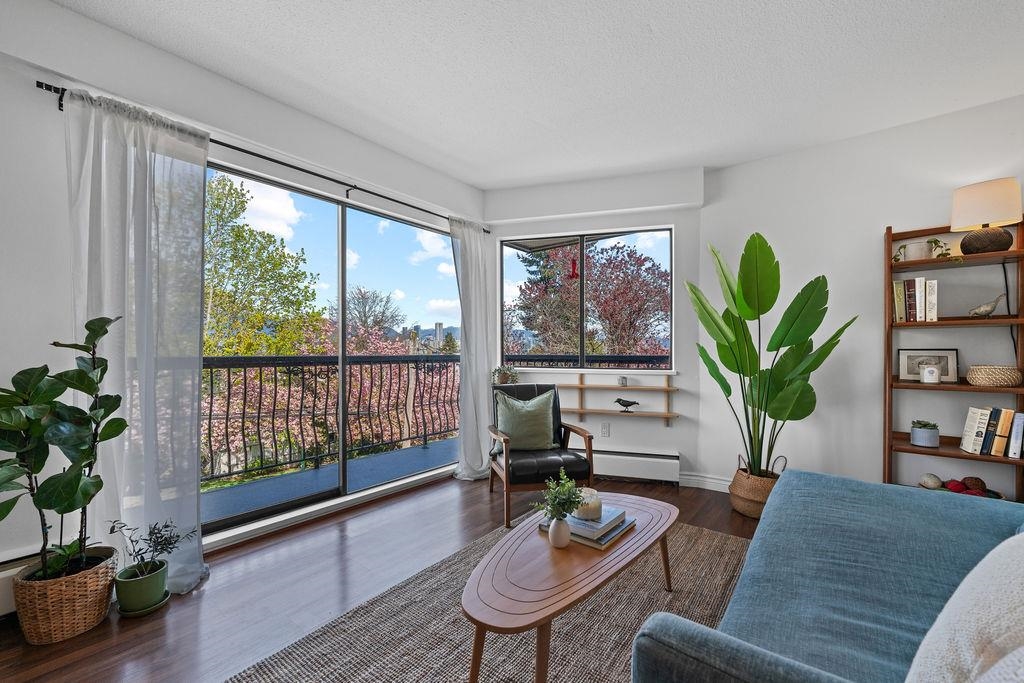 Dining Area Photo of 305 2330 Maple Street, Vancouver, BC